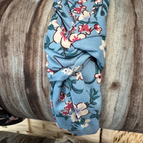 A lot of 4, custom, handmade, floral print headbands (purchased from Etsy) - Picture 8 of 15